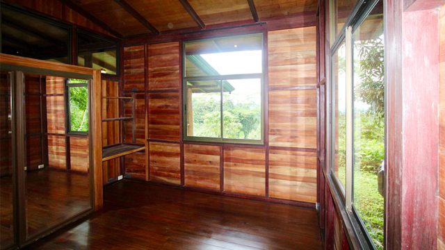 Деревянный домик на экологически чистой ферме недалеко от Тинамастеса
